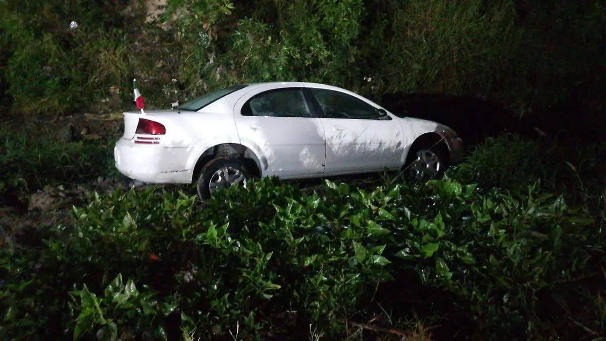 auto cae en el dren de valsequillo